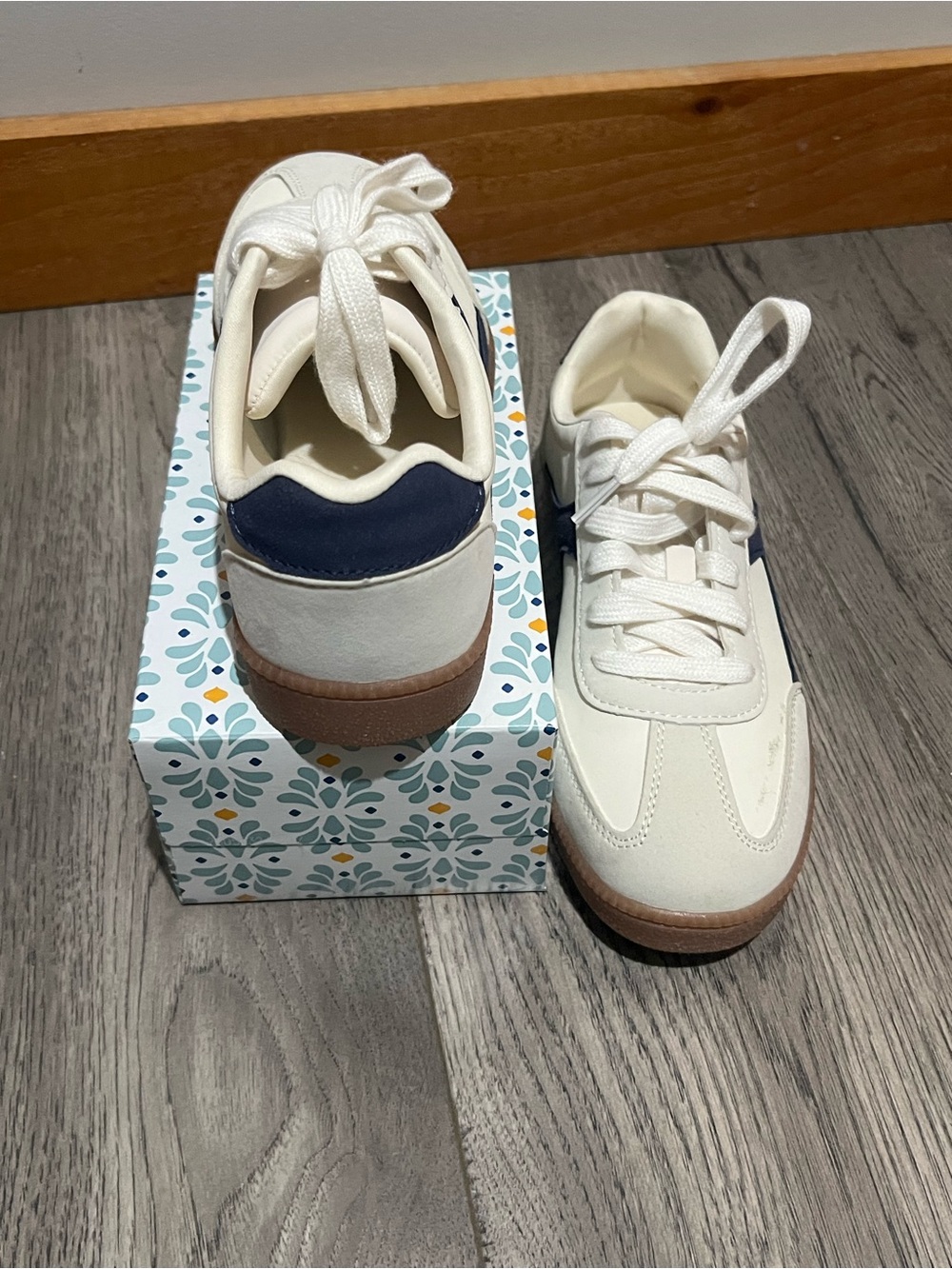 No Boundaries Women’s Cream & Navy Retro Sneakers - Size 7 - Picture 2 of 4